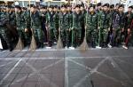 태국 방콕의 쿠데타 반대시위 중심지 승리기념탑 부근에서 2일(현지시간) 시 당국과의 합동 대청소 행사에 나선 군인들이 작업에 앞서 빗자루를 들고 도열해 있다. 연합