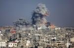 29일(현지시간) 이스라엘군이 최대 공격을 감행한 가자시티에서 포격으로 화염과 연기가 치솟고 있다. 연합