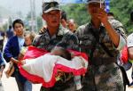 이틀전 규모 6.5 지진 발생지인 중국 남서부 윈난(雲南)성 자오퉁(昭通)시 루뎬(魯甸)현의 롱치안 마을에서 5일(현지시간) 군인들이 구조한 아기를 옮기고 있다. 연합