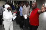 서아프리카에 에볼라 비상이 걸린 가운데 6일(현지시간) 나이지리아의 수도 라고스 국제공항 입국장에서 검역요원이 승객들의 체온 측정에 나서고 있다. 연합