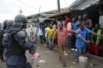 에볼라 확산을 막기 위해 라이베리아 정부가 수도 몬로비아 일부 지역을 봉쇄한 가운데 20일(현지시간) 빈민가인 웨스트포인트 지역 주민들이 경찰과 대치해 항의 하고 있다.연합