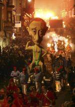 일(현지시간) 영국 잉글랜드지방 류어스의 연례 본 파이어 나이트 축제 도중 블라디미르 푸틴 러시아 대통령의 대형 모형이 퍼레이드를 벌이고 있다. 연합