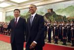 중국을 국빈 방문중인 버락 오바마 미국 대통령(오른쪽)이 12일(현지시간) 베이징 인민대회당의 공식 환영식장에서 시진핑 중 국가주석의 안내를 받으며 미소를 짓고 있다.연합