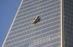 12일(현지시간) 낮 미국 뉴욕 맨해튼 `원 월드트레이드 센터’의 곤돌라가 오작동으로 69층 유리 외벽 옆에 45도 이상 기운 채 멈춰 매달려 서는 사고가 발생했다.