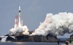 소행성 탐사기 ‘하야부사2’를 실은 H2A 로켓이 3일 오후 일본 가고시마현 다네가시마 우주센터에서 상공으로 솟아오르고 있다. 연합