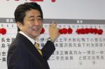 14일(현지시간) 치러진 일본 총선(중의원 선거)에서 연립여당이 압승을 거둔 가운데 아베 신조 총리가 당선이 확정된 후보들의 이름에 장미꽃을 꽂으며 활짝 웃고 있다. 연합