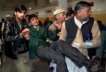 16일(현지시간) 파키스탄 북서부 키베르 파크툰크와 주(州) 페샤와르의 군 부설 사립학교에 침투한 탈레반 반군의 공격으로 부상한 한 학생을 자원 봉사자들이 병원으로 옮기고 있다. 연합