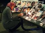 지난 16일(현지시간) 어린이 등 149명을 숨지게 한 파키스탄 학교 테러 희생자 추모회가 열린 20일 미국 플로리다주 파나마시티 비치에서 한 여성이 희생자 사진 앞에 촛불을 밝히고 있다. 연합