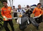 인도네시아 국가수색구조청 요원들이 5일(현지시간) 자바해에서 수거돼 미 해군 헬기편으로 팡카란분 공항에 도착한 에어아시아 8501기의 좌석 잔해들을 옮기고 있다. 연합