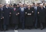 프랑수아 올랑드 프랑스 대통령을 비롯한 세계 지도자들이 11일(현지시간) 프랑스 파리에서 열린 테러규탄 집회에 참가, 선두에 서서 거리행진을 이끌고 있다. 왼쪽부터 베냐민 네타냐후 이스라엘 총리, 니콜라 사르코지 전 프랑스 대통령(두번째줄), 이브라힘 부바카르 케이타 말리 대통령, 프랑수아 올랑드 프랑스 대통령, 앙겔라 메르켈 독일 총리, 도널드 투스크 유럽연합(EU) 정상회의 상임의장, 마흐무드 압바스 팔레스타인 자치정부 수반. 연합