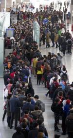 중국 최대 명절인 춘절 연휴의 마지막 날인 지난달 24일 오전 인천국제공항 출국장이 비행기 탑승을 기다리는 여행객들로 붐비고 있다. 연합
