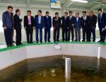 경북도의회 농수산위원회 의원들이 토속어류산업화센터 시설을 둘러보고 있다.