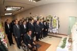 포항시의회 의원들이 24일 오후 포항문화예술회관에 마련된 고 김영삼 전 대통령 분향소를 찾아 단체조문하고 있다.