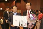 민주평화통일 경북지역회의에서 대통령 표창을 수상한 정하영 의원(오른쪽)이 김관용 경북도지사와 함께 기념사진을 찍고 있다.