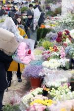 본격적인 졸업 시즌을 맞아 꽃시장을 찾는 발길이 늘고 있다. 8일 대구 북구 칠성동 꽃 도매시장에서 시민들이 선물할 꽃을 고르고 있다. 뉴스1