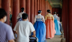 개천절인 지난달 3일 서울 종로구 경복궁에서 한복을 입은 관광객들이 걸어가고 있다. 뉴스1