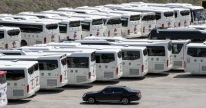 국토교통부는 9일부터 17개 광역자치단체와 함께 전세버스 운수종사자 소득안정자금 지원 사업을 시작한다고 밝혔다. 사진은 9일 오후 서울 송파구 탄천주차장에 전세버스들이 주차돼 있다. 뉴스1