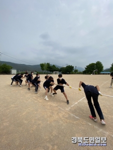 청도 매전중학교는 지난 13일 교내 사제동행 스포츠데이를 운영했다.