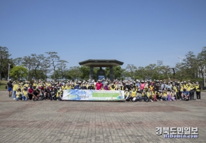 구미교육지원청은 지난 14일 구미시 동락공원에서 환경정화 자원봉사 활동을 펼쳤다.