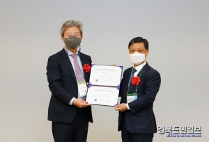 김학동(오른쪽) 부회장이 20일 2022 글로벌 품질경영인 대상을 수상하고 있다.