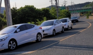 주말인 지난 21일 포항시 북구 흥해읍 KTX역사 인근 달전로에는 불법 주차된 차량들이 도로를 점령한채 주차돼 있다. 사진=독자 제공