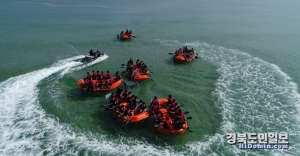 입소 힉생들이 집단 해양래프팅 훈련을 받고 있다.