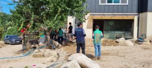 지난해 9월 힌남노 태풍으로 수해피해를 입은 지역 농가를 방문해 김영도 조합장을 비롯한 직원들이 복구작업을 하고 있다. 사진=불국사농협 제공