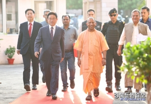 이철우 도지사는 22일 인도 우타르 프라데시주에서 요기 아디티아나트 총리와 환담했다.