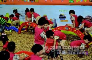 대한민국 녹색 식생활 교육박람회 `오감만족 콩 놀이터’를 찾은 아이들이 콩을 만지며 다양한 체험을 하고 있다.