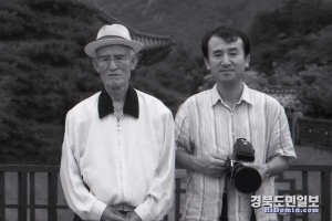 다큐멘터리 사진작가 김종욱(우) 씨와 아버지 故 김상진 씨(2003년 촬영)