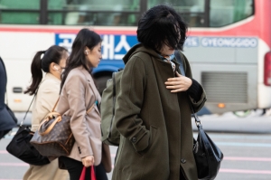 ‘겨울이 시작된다’는 절기상 입동(立冬)을 하루 앞둔 7일 서울 도심에서 두터운 옷차림을 한 시민들이 출근길 발걸음을 재촉하고 있다. 기상청은 6일 서울 동북권과 서북권 등 일부 지역에 올 가을 첫 한파 주의보를 발령한 바 있다. 이날 서울 아침 기온은 1.9도까지 떨어지며 체감온도는 영하를 기록했다. 2023.11.7/뉴스1