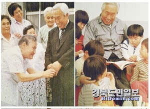 고 김용성 이사장이 어르신과 어린이들과 시간을 보내며 활짝 웃고 있다.