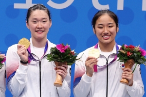 안세영(오른쪽)과 김가은이 1일 중국 항저우 빈장체육관에서 열린 2022 항저우 아시안게임 배드민턴 여자 단체 메달 수여식에서 금메달을 목에 걸고 기념 촬영을 하고 있다.

한국 여자 배드민턴 대표팀은 1994년 히로시마 대회 이후 29년 만에 단체전 금메달을 획득했다. 2023.10.1/뉴스1
