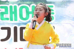 문경 트로트 신동 윤윤서 어린이가 공연을 펼치고 있다.