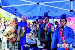 15일 서울 청계로에서 개최된 한국선비문화축제에서 박남서 영주시장이 영주사과를 홍보하고 있다.
