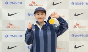 20일 서울 광진구 나루아트센터에서 열린 ‘2024 브레이킹 K 시리즈 1차 대회’에서 일반부 비걸(B-Girl) 부문 우승을 차지한 전지예 선수가 메달을 들어보이고 있다. (올댓스포츠 제공) 2024.4.20/뉴스1