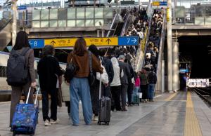 서울역 플랫폼에서 에스컬레이터를 기다리는 승객들의 모습.