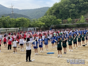 장곡중학교(교장 황보활)는 지난 17일 운동장에서 전교생이 모여 체육 한마당을 펼쳤다.