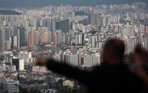 전국 아파트 경매 진행건수가 3000건을 넘은 가운데, 수도권과 비수도권 경매 시장의 양극화도 심화하고 있는 것으로 나타났다. 서울 아파트 경매 낙찰가율은 95%를 넘겼지만, 미분양이 많은 대구의 경우 80%대로 3개월 만에 겨우 내림세가 멈췄다. 9일 경·공매 데이터 전문기업 지지옥션의 ‘2024년 8월 경매동향보고서’에 따르면 전국 아파트 경매 진행건수는 3168건으로 두 달 연속 월 3000건을 넘겼다. 낙찰률은 전월(37.2%) 대비 5.6%포인트(p) 상승한 42.8%를 기록했고, 낙찰가율은 86.2%로 전달(87.3%) 보다 1.1%p 떨어졌다.사진은 이날 오후 서울 중구 남산에서 바라본 서울시내 아파트 밀집지역 모습. 뉴스1