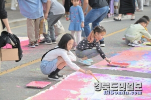 도로 위 놀이터 키즈 존에서 청소년들이 마음껏 그림을 그리고 있다.