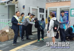 16일 박남서 영주시장이  영주가흥초등학교 후문에서 등굣길 교통안전 캠페인에 참여하고 있다.