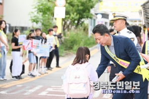 김장호 구미시장이 교통캠페인을 하고 있다.