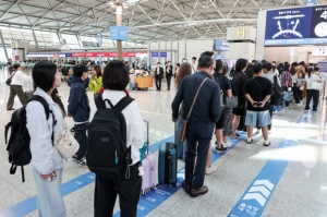 국군의 날과 개천철을 포함한 징검다리 연휴가 시작된 1일 인천국제공항 출국장이 여행객들로 붐비고 있다. 2024.10.1/뉴스1