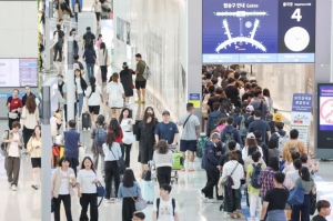 국군의 날과 개천철을 포함한 징검다리 연휴가 시작된 1일 인천국제공항 출국장이 여행객들로 붐비고 있다. 2024.10.1/뉴스1