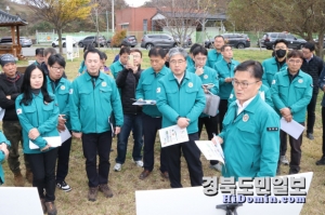 경주시 감포 오류 일원에서 임상섭 산림청장을 비롯한 관계자들을 대상으로 송호준 부시장이 소나무재선충병 현황을 브리핑하고 있다.