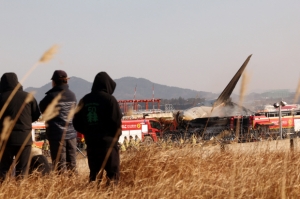 29일 오전 전남 무안국제공항 활주로에 여객기가 추락해 사고 수습이 이뤄지고 있다. 2024.12.29/뉴스1