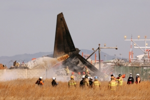 29일 오전 전남 무안국제공항 활주로에 여객기가 추락해 사고 수습이 이뤄지고 있다. 2024.12.29/뉴스1