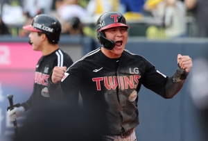 9일 오후 경기 수원시 장안구 KT위즈파크에서 열린 프로야구 ‘2024 신한 SOL 뱅크 KBO 포스트시즌’ 준플레이오프 4차전 LG 트윈스와 KT 위즈의 경기, LG 오지환이 8회초 1사 2루에서 김현수의 동점 적시타 때 득점에 성공한 후 포효하고 있다. 2024.10.9/뉴스1